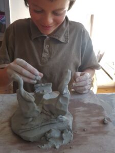 séances ludiques à thème de poterie pour les enfants à Lans en vercors